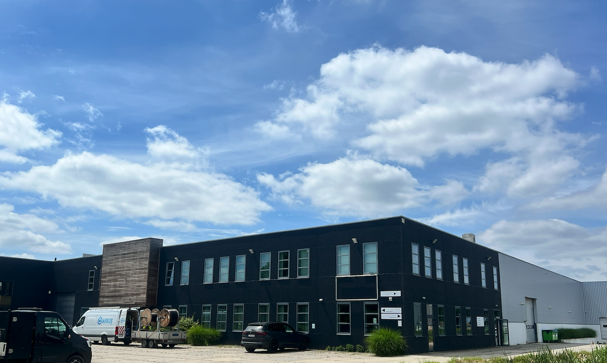 Het gebouw aan de Nijverheidslaan in Aarschot met parkeerruimte